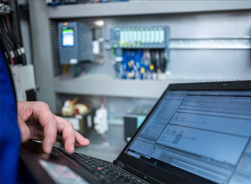 SoftPLCと統合エッジ管理による産業制御の近代化